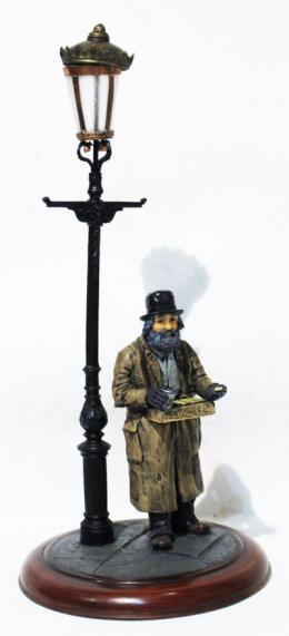 940 - FIGURA DE COLECCIÓN INGLESA "VENDEDOR DE CERILLAS"