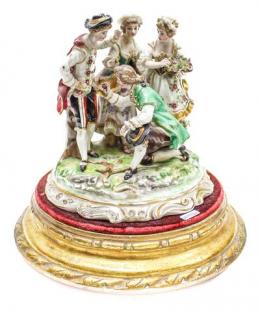 546 - GRUPO EN PORCELANA "CABALLEROS Y SEÑORAS"