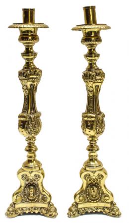 965 - PAREJA DE CANDELEROS EN BRONCE
