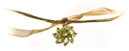 91 - COLGANTE FLOR EN PLATA Y PERIDOTOS