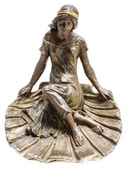 881 - FIGURA  FRANCESA ART NOUVEAU "MUCHACHA SENTADA". CIRCA 1900