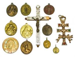 937 - LOTE DE DIEZ MEDALLAS Y CRUZ DE JERUSALÉN EN NÁCAR
