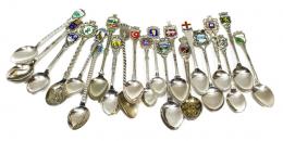 963 - CONJUNTO DE CUCHARITAS DE COLECCIÓN