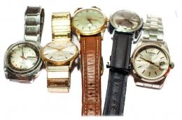 87 - CINCO RELOJES DE PULSERA