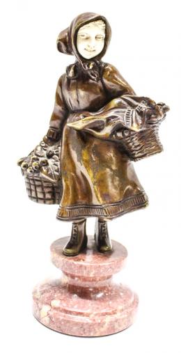 822 - "NIÑA CAMPESINA" FIGURA CRISELEFANTINA AÑOS 30