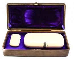 894 - CONJUNTO DE CIGARRERA Y MISTERA EN MARFIL. PPS. S. XX