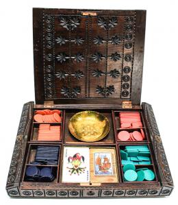 935 - CAJA CON JUEGO DE MESA Y NAIPES. PRIMER TERCIO DEL SIGLO XX