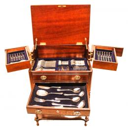 743 - CUBERTERIA DE PLATA CON MUEBLE CUBERTERO