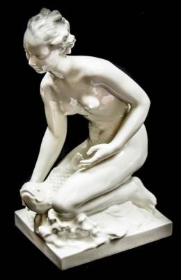 486 - FIGURA EN PORCELANA "MUCHACHA CON PEZ"
