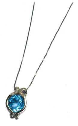 83 - CADENA Y COLGANTE EN ORO BLANCO CON TOPACIO Y BRILLANTES