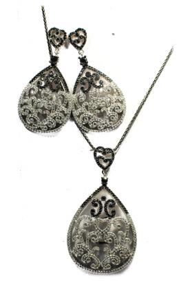 110 - CONJUNTO DE COLGANTE Y PENDIENTES EN PLATA