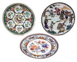 486 - TRES PLATOS ORIENTALES DE MEDIADOS S.XX