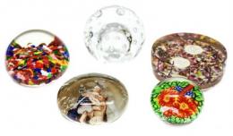 26 - COLECCIÓN DE CINCO PISAPAPELES