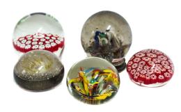 38 - COLECCIÓN DE CINCO PISAPAPELES