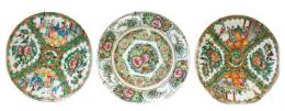 472 - TRES PLATOS EN PORCELANA DE CANTÓN