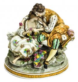 527 - GRUPO EN PORCELANA "PAREJA GALANTE"