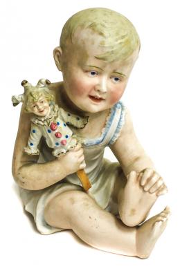 478 - "BEBÉ CON MARIONETA" EN BISCUIT. PRINCIPIOS DEL SIGLO XX