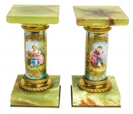 1029 - PAREJA DE COLUMNAS DECORATIVAS EN ÓNICE Y PORCELANA