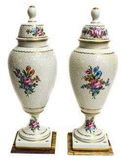 557 - PAREJA DE JARRONES LIMOGES. PRIMERA MITAD DEL SIGLO XX