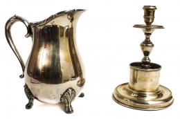 942 - CANDELERO Y JARRA EN METAL PLATEADO