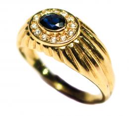 106 - ANILLO TIPO SELLO CON BRILLANTES Y ZAFIRO