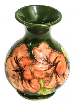 699 - JARRÓN EN PORCELANA INGLESA