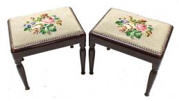 344 - DOS BANQUETAS DE LA PRIMERA MITAD DEL S. XX
