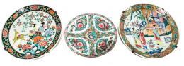473 - TRES PLATOS EN PORCELANA ORIENTAL