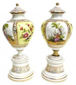 553 - PAREJA DE JARRONES DE PORCELANA ALEMANA