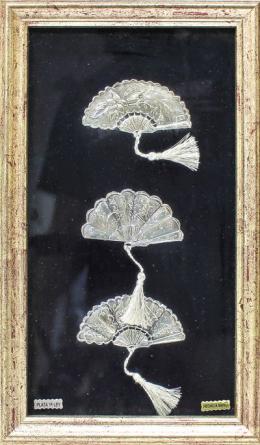 816 - TRES PEQUEÑOS ABANICOS DECORATIVOS