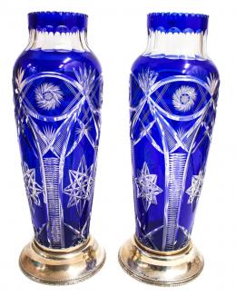 113 - PAREJA DE JARRONES EN CRISTAL BICOLOR Y PLATA