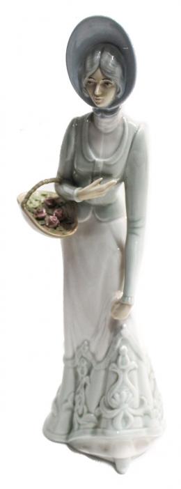 775 - FIGURA EN PORCELANA