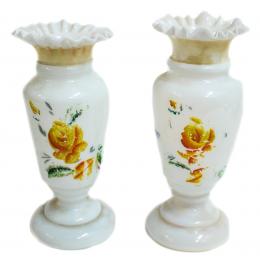 111 - PAREJA DE JARRONES DECORATIVOS DE OPALINA