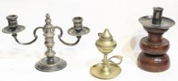1370 - LOTE VARIADO DE CANDELABRO, PALMATORIA Y LUZ DE ACEITE