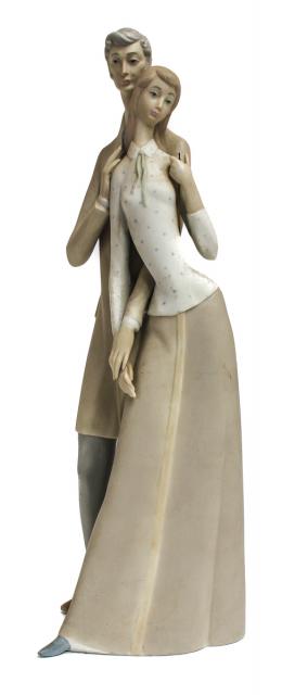 687 - FIGURA EN PORCELANA "PAREJA"