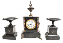 1026 - RELOJ CON GUARNICIÓN DEL SIGLO XIX