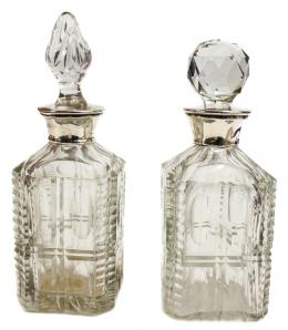 44 - DOS BOTELLAS LICORERAS EN CRISTAL Y PLATA