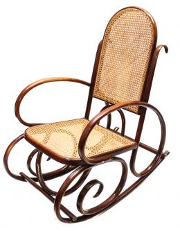 334 - MECEDORA ESTILO THONET. PRIMERA MITAD DEL SIGLO XX