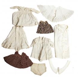 217 - LOTE DE VESTIDOS DE MUÑECA AÑOS 50-60