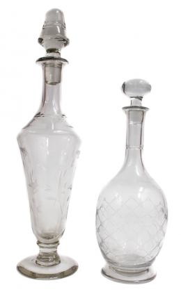 36 - DOS BOTELLAS LICORERAS EN CRISTAL