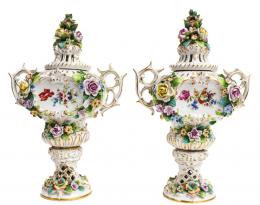 691 - PAREJA DE JARRONES CON TAPA EN PORCELANA. PPS. S. XX