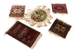 6 - LOTE DE PEQUEÑAS ALFOMBRAS
