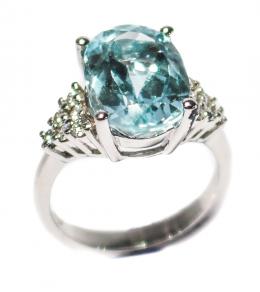 93 - ANILLO CON TOPACIO AZUL Y BRILLANTES