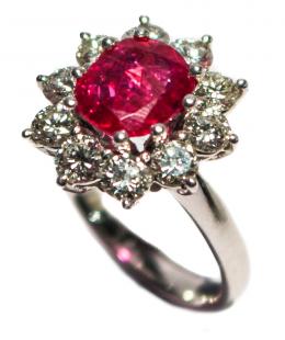 103 - ANILLO ROSETÓN CON RUBI Y BRILLANTES