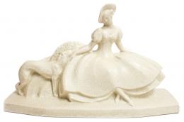 484 - FIGURA EN PORCELANA "DAMA SENTADA". AÑOS 20