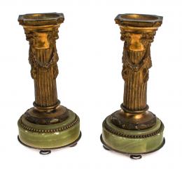 927 - PAREJA DE CANDELEROS EN BRONCE Y ÓNICE