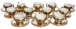 833 - CONJUNTO DE 12 TAZAS EN METAL PLATEADO