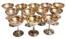 770 - CONJUNTO DE 12 COPAS ART DECÓ EN PLATA