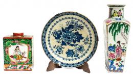 539 - TRES PIEZAS EN PORCELANA CHINA