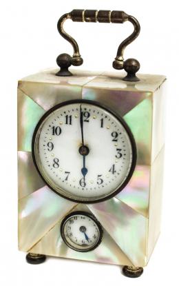 372 - PEQUEÑO RELOJ DE VIAJE EN PLAQUÉ DE NÁCAR